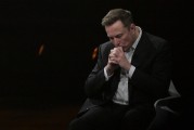 玉溪特斯拉股价收涨超3%：特朗普无意沟通，马斯克父亲劝儿子低头