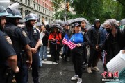 玉溪美国多地举行“没有国王”抗议活动